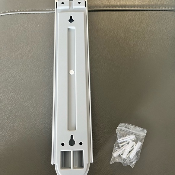 NWT Shampoo & Conditioner dispensers - Picture 3 of 3